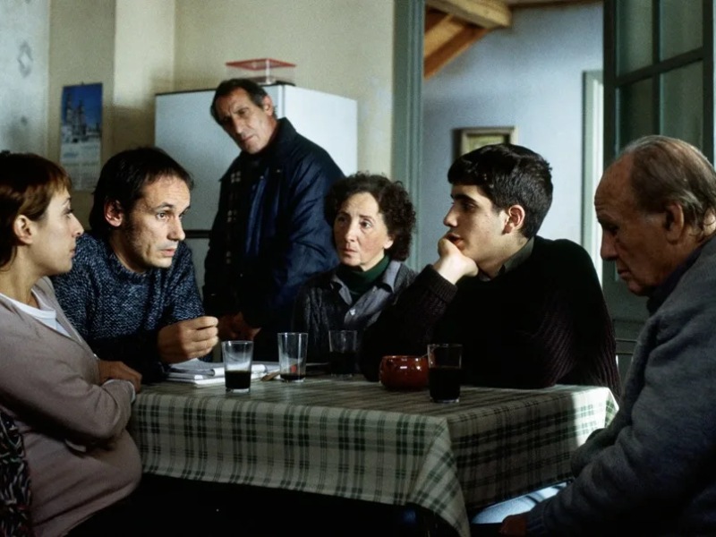 De izq a dcha: Clara Segura, Francesc Garrido, Celso Bugallo, Mabel Rivera, Tamar Novas y Joan Dalmau, durante el rodaje de «Mar Adentro» del director Alejandro Amenábar.