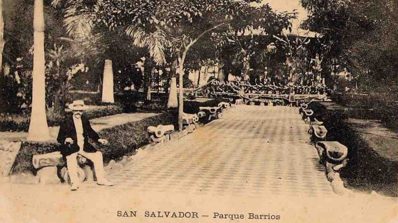 esta antigua imagen del parque Barrios, se puede ver el quiosco original que fue inaugurado en 1924. Fotografía/ Archivo