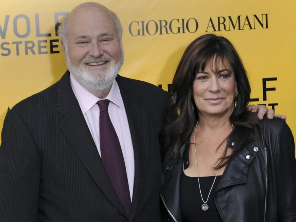 Fotografía de archivo del 17 de diciembre de 2013 del director estadounidense Rob Reiner (i) y su esposa Michele Singer. EFE/ Peter Foley ARCHIVO