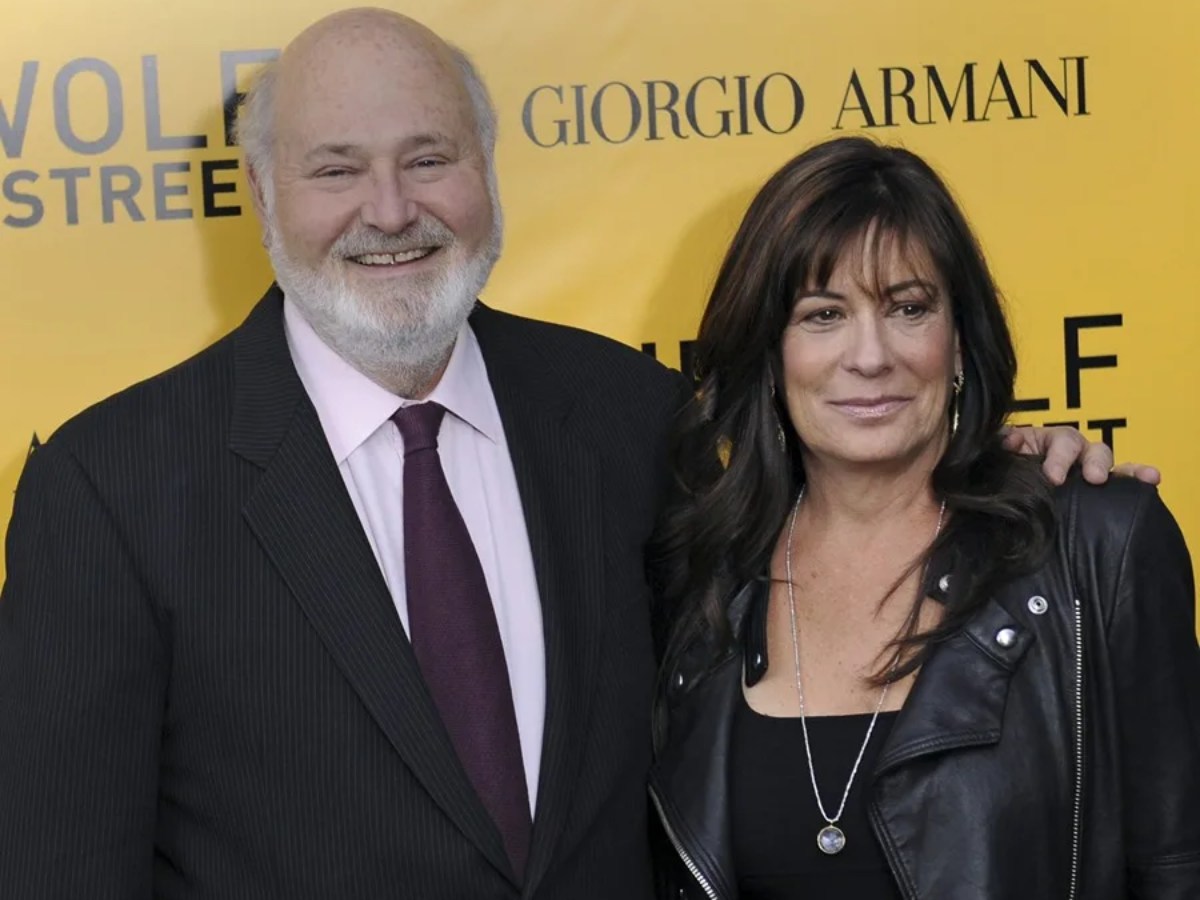 Fotografía de archivo del 17 de diciembre de 2013 del director estadounidense Rob Reiner (i) y su esposa Michele Singer. EFE/ Peter Foley ARCHIVO