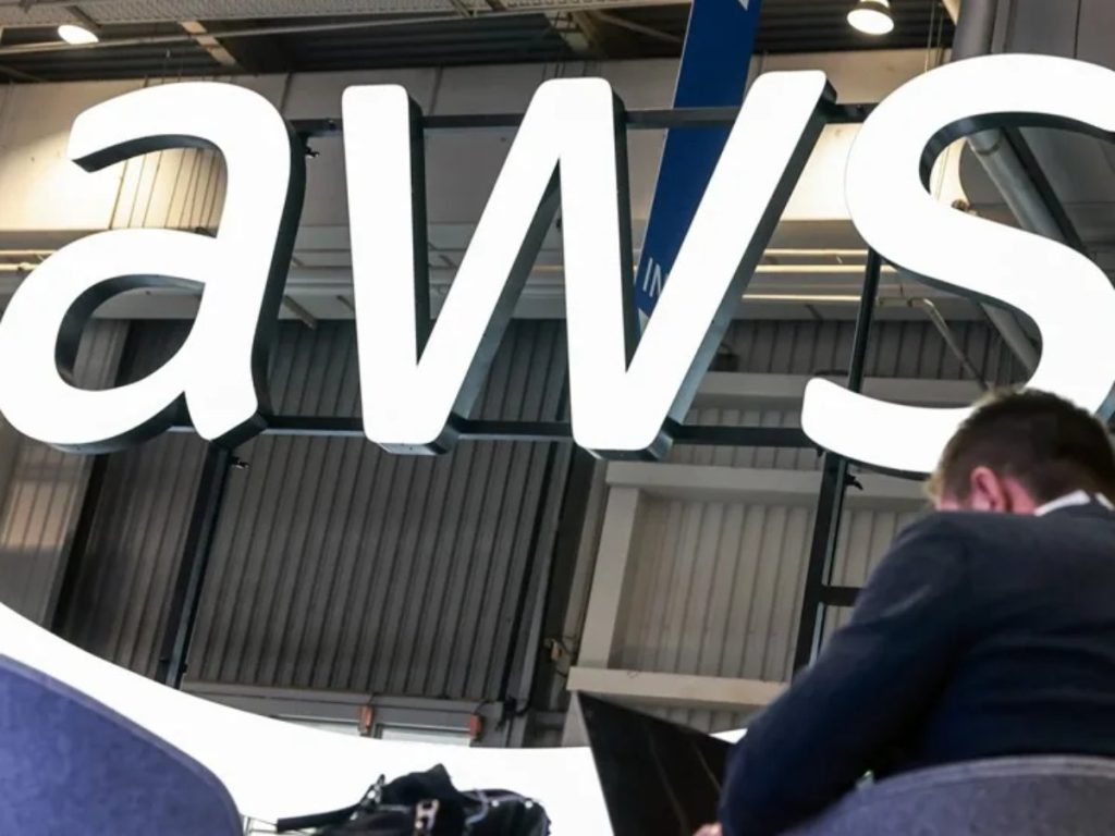 AWS fortalece su infraestructura con chips diseñados para acelerar el entrenamiento de IA y competir en un mercado tecnológico en rápida evolución.