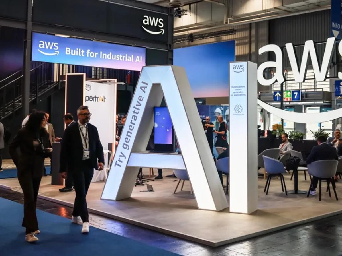 Fotografía de archivo de visitantes delante del stand de Amazon Web Services (AWS). EFE/EPA/Hannibal Hanschke