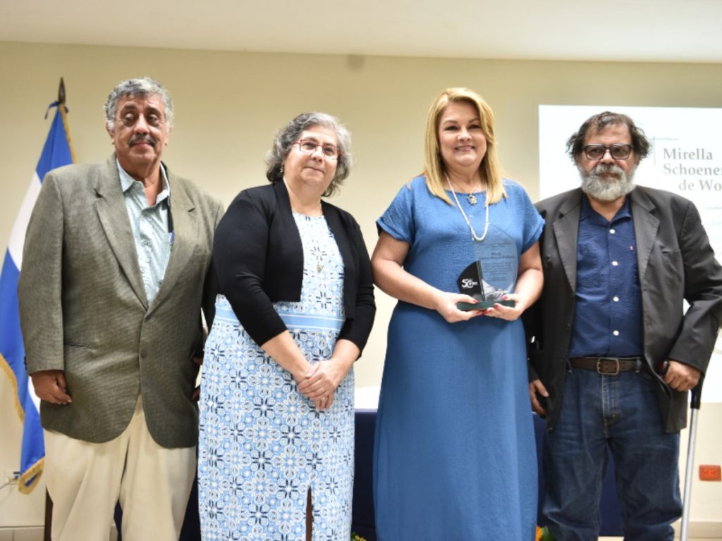 La ganadora junto al jurado del premio 2025. Ricardo Roque Baldovinos (i), Silvia López, De Wollants y Francisco Méndez. Fotografía/ elsalvador.com