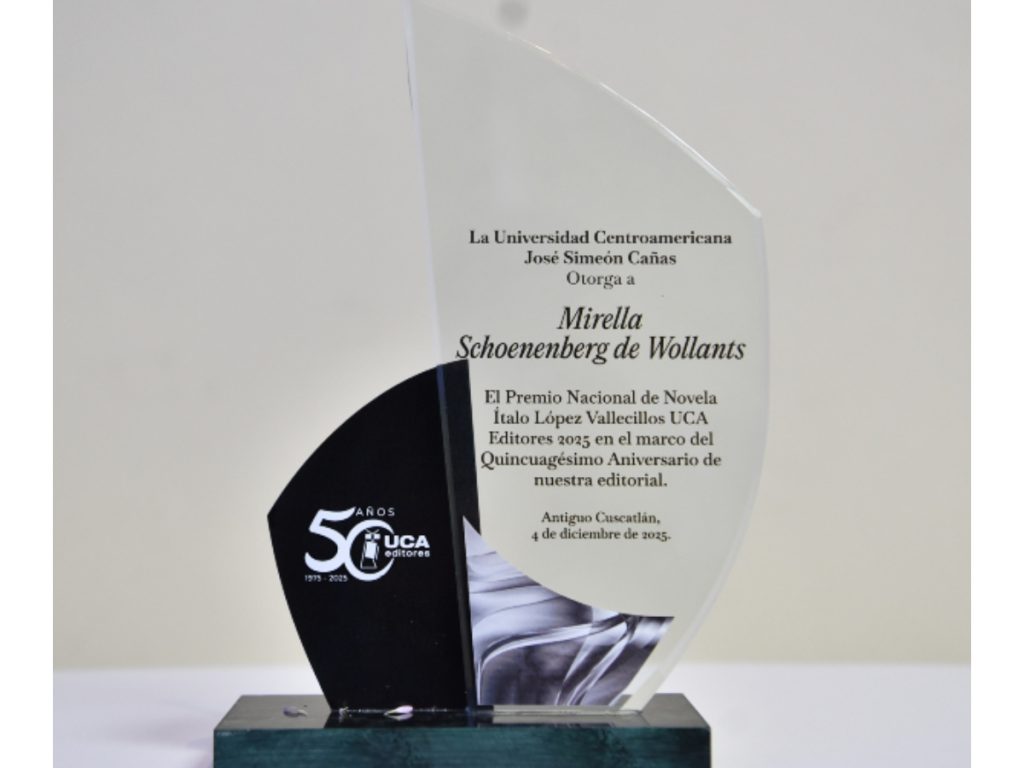 Galardón entregado a la doctora de Wollants. Fotografía/ elsalvador.com