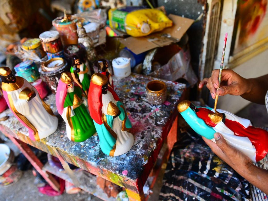 El proceso artesanal del barro —desde el moldeado hasta el pintado— requiere varios días de trabajo y refleja el cuidado y la dedicación de los artesanos de Ilobasco. Fotografía/ elsalvador.com