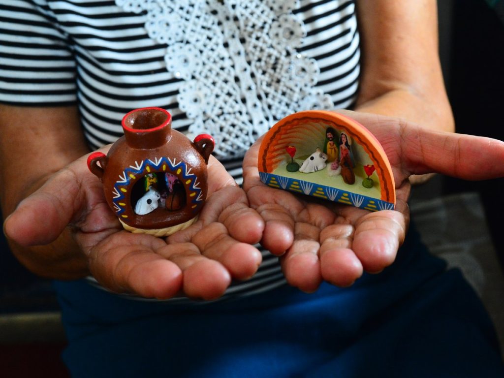 Figuras del Niño Jesús, María y José, en distintos tamaños y colores, forman parte de los nacimientos de barro que cada año atraen a visitantes de todo el país. Fotografía/ elsalvador.com