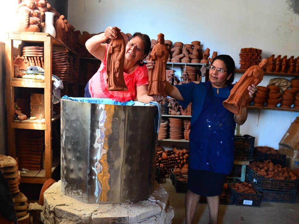 Las manos de los artesanos de Ilobasco moldean cada figura de barro, manteniendo viva una tradición navideña que se hereda de generación en generación. Fotografía/ elsalvador.com