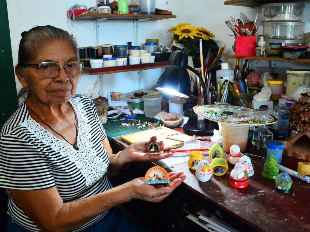En talleres del barrio El Calvario, artesanos trabajan con paciencia y precisión para dar forma a nacimientos en miniatura, una de las expresiones más emblemáticas de Ilobasco. Fotografía/ elsalvador.com