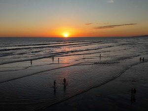 Cada atardecer en El Salvador es distinto, pero el último del año tiene un significado especial.