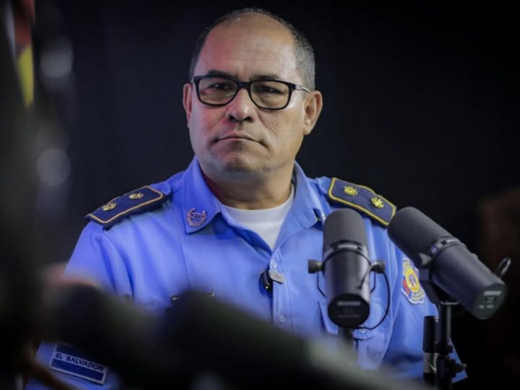 Baltazar Solano, director de Bomberos, advierte sobre los riesgos de la pólvora e insiste en no permitir que los niños la manipulen durante las fiestas.