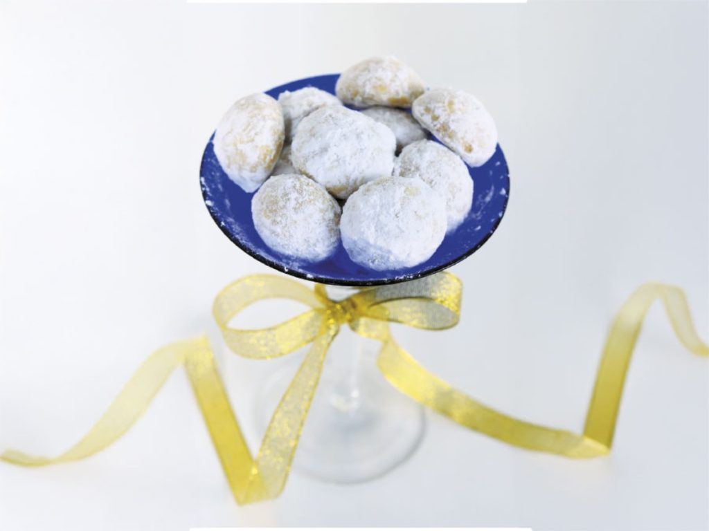 Bolitas de nieve almendradas, suaves y delicadas, cubiertas de azúcar pulverizada, ideales para regalar o disfrutar con una bebida caliente en Navidad.