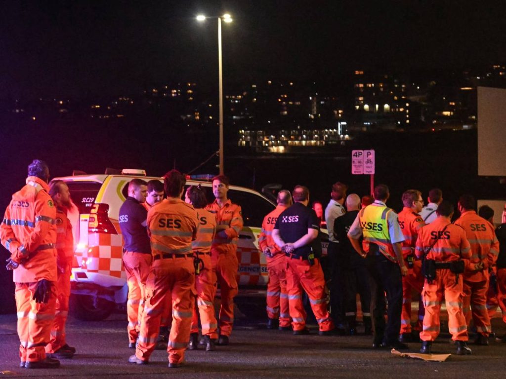 Trabajadores de emergencia se concentran en Bondi Beach tras el tiroteo del 14 de diciembre de 2025, que dejó 11 muertos y decenas de heridos en Sídney.