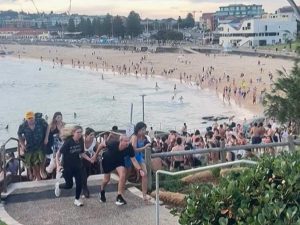 Bañistas huyen de Bondi Beach en imágenes de video tras los disparos del 14 de diciembre de 2025, cuando un ataque armado sembró pánico en la playa.