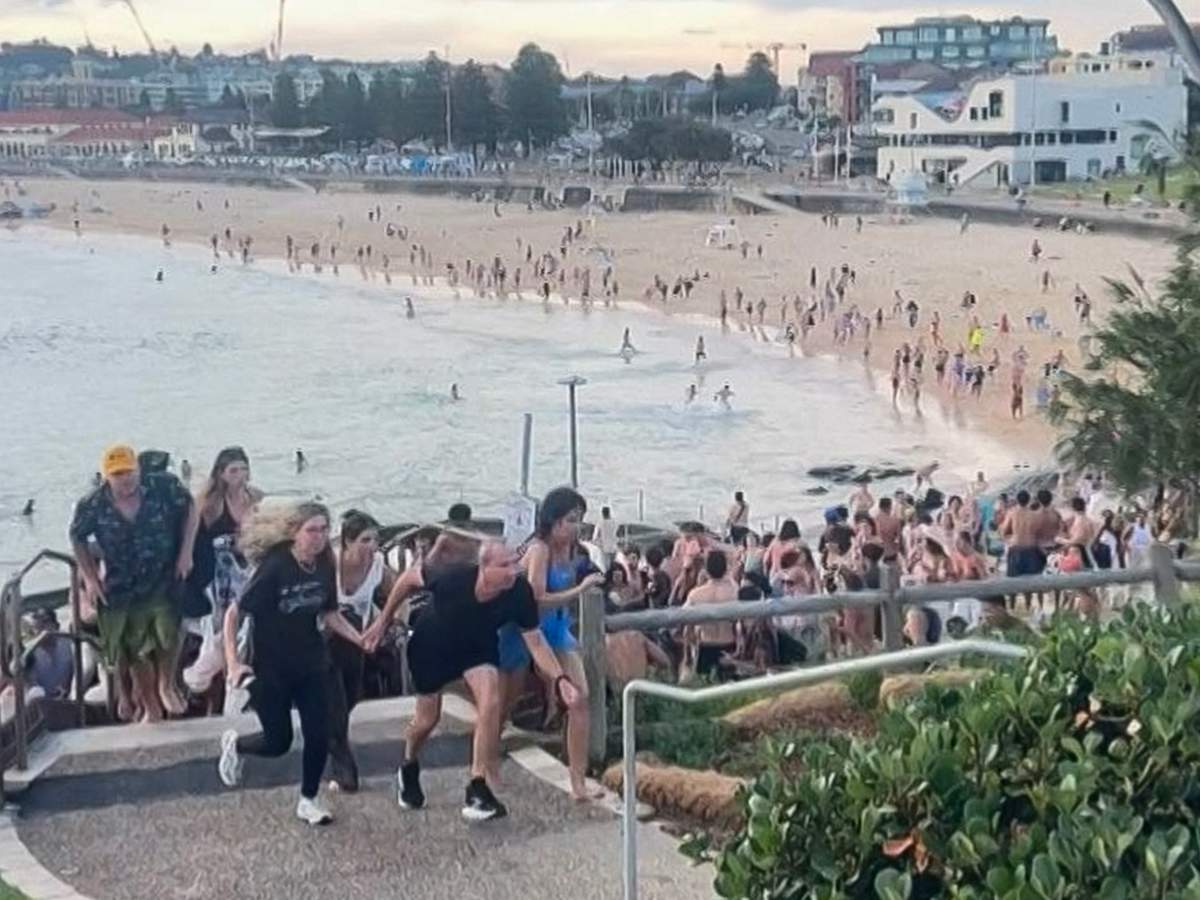 Bañistas huyen de Bondi Beach en imágenes de video tras los disparos del 14 de diciembre de 2025, cuando un ataque armado sembró pánico en la playa.
