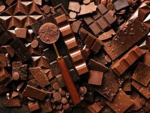 Aquí tenés un pie de foto de no más de 170 caracteres: La industria chocolatera conmemora 150 años del chocolate con leche, una innovación suiza que transformó el consumo global y marcó un hito en la historia del cacao.