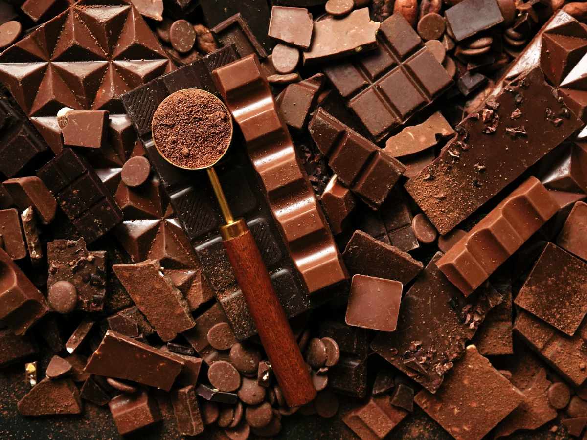 Aquí tenés un pie de foto de no más de 170 caracteres: La industria chocolatera conmemora 150 años del chocolate con leche, una innovación suiza que transformó el consumo global y marcó un hito en la historia del cacao.