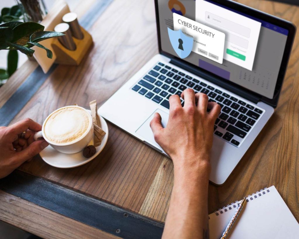 Emprendedor en moto con seguro digital contratado desde su teléfono, una solución pensada para quienes trabajan por cuenta propia.