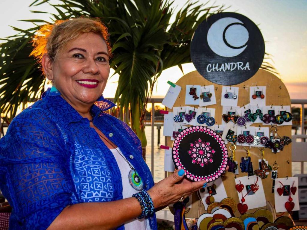 Artesana salvadoreña exhibe su trabajo en el Festival de Arte & Diseño, un espacio que impulsa la creatividad y la producción local hecha a mano.