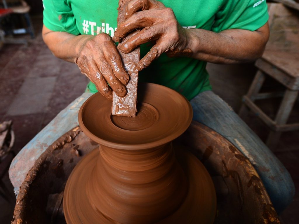 Roberto trabaja la alfarería desde hace más de 40 años y actualmente produce piezas artesanales en el taller de Acogipri, en San Salvador. Fotografía/ elsalvador.com