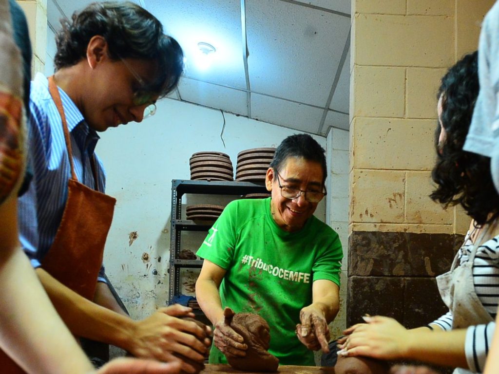 Además de producir, Roberto comparte su conocimiento con estudiantes universitarios que realizan prácticas en Acogipri. Fotografía/ elsalvador.com