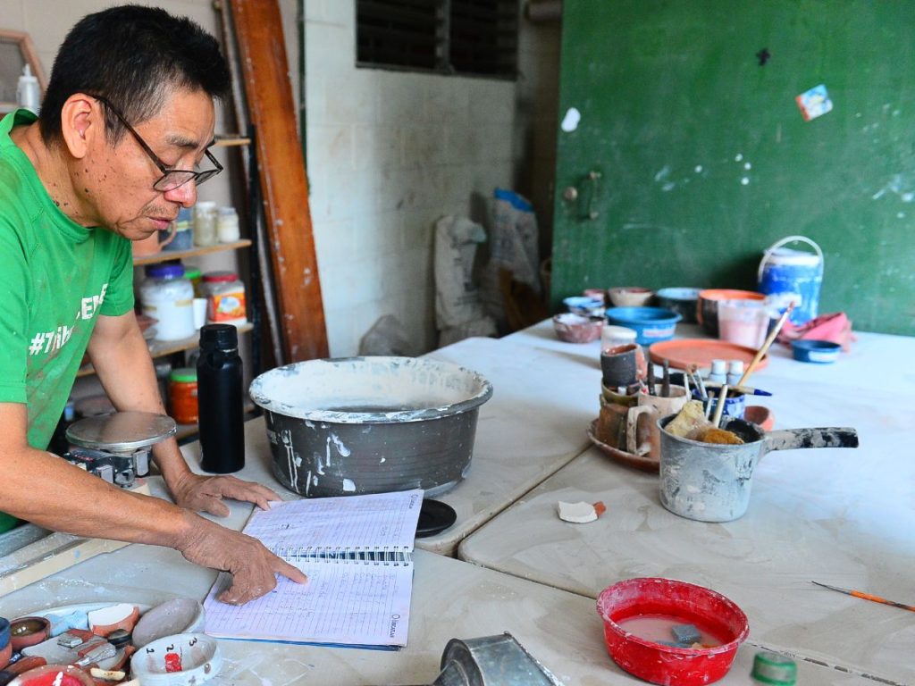 Cada pieza de barro pasa por un proceso cuidadoso que inicia con la preparación del material y culmina con el horneado final. Fotografía/ elsalvador.com