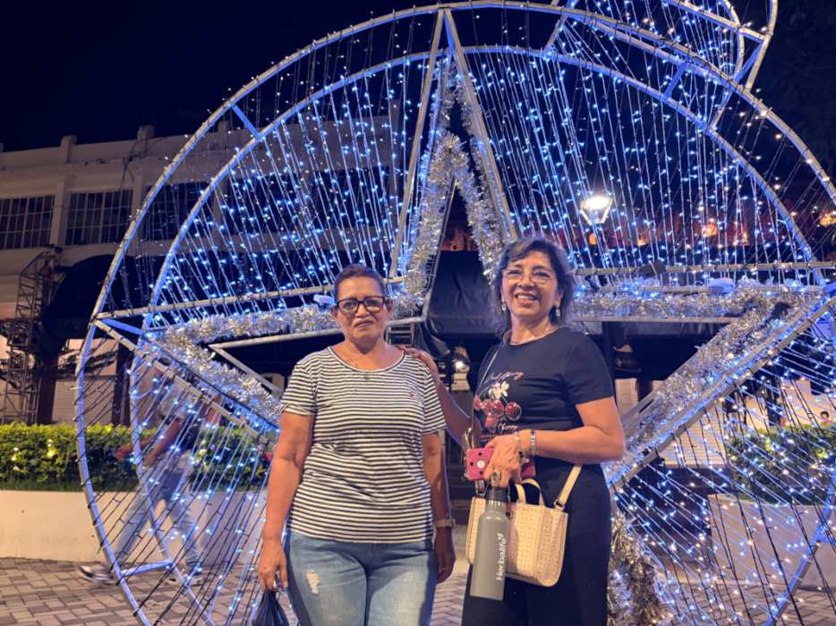 Familias vicentinas y visitantes recorren el parque Antonio José Cañas para disfrutar del ambiente navideño y tomarse fotografías.
