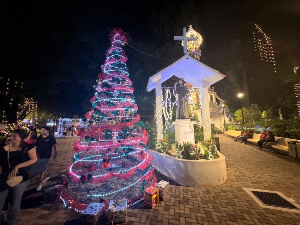 La torre del reloj, joya arquitectónica única en el país, se convierte en la postal más fotografiada del parque central durante diciembre.