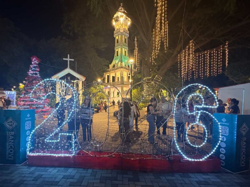 Durante las noches, la iluminación resalta los espacios del Centro Histórico y llena de vida el parque central.