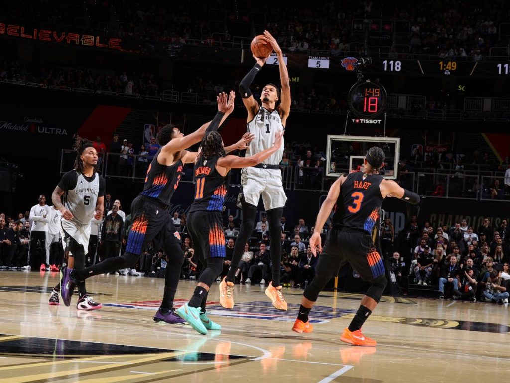 Victor Wembanyama #1 de los San Antonio Spurs lanza el balón durante el partido contra los New York Knicks durante la final de la Copa Emirates de la NBA el 16 de diciembre de 2025 en el T-Mobile Arena en Las Vegas, Nevada. AFP 