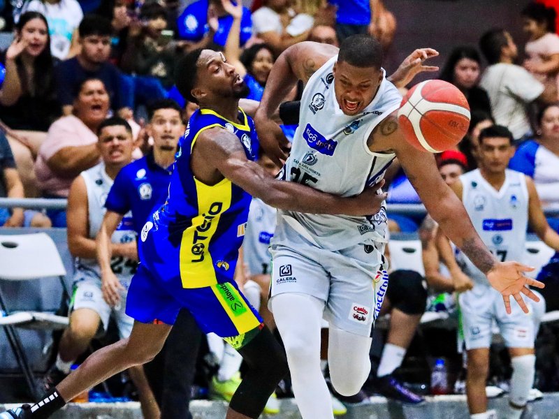 Lobos bloquea un intento de Metapán en una jugada clave