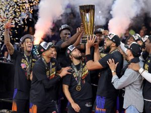 New York Knicks con la NBA Cup. Foto AFP