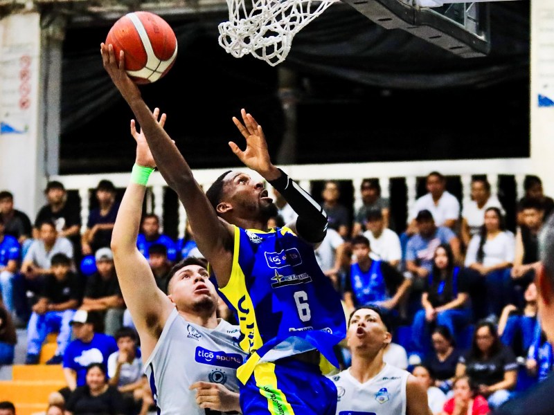 Un jugador de Lobos ataca el aro con una bandeja ante la defensa de Metapán durante el primer juego de la final de la LMB.