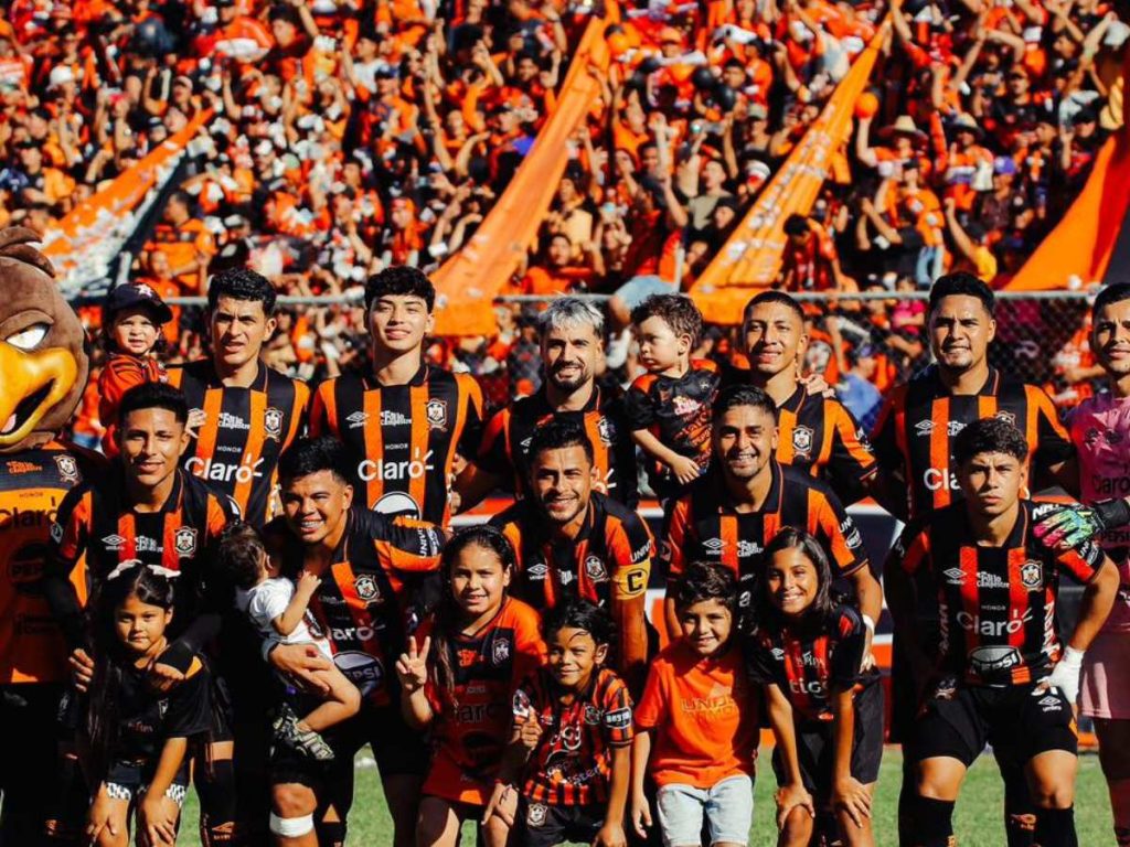 La expulsión de Cerén al minuto 30 cambió el partido: el capitán reconoció su error y ofreció disculpas al plantel. Fotografía/ C.D. Aguila