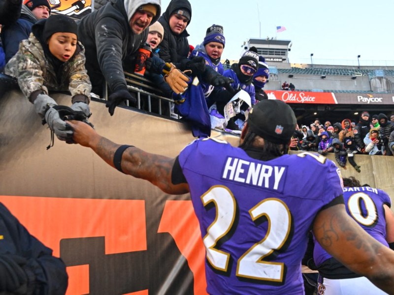 Derryk Henry, de los Baltimore Ravens, saluda a un aficionado antes del juego con los Bengals. / Foto AFP