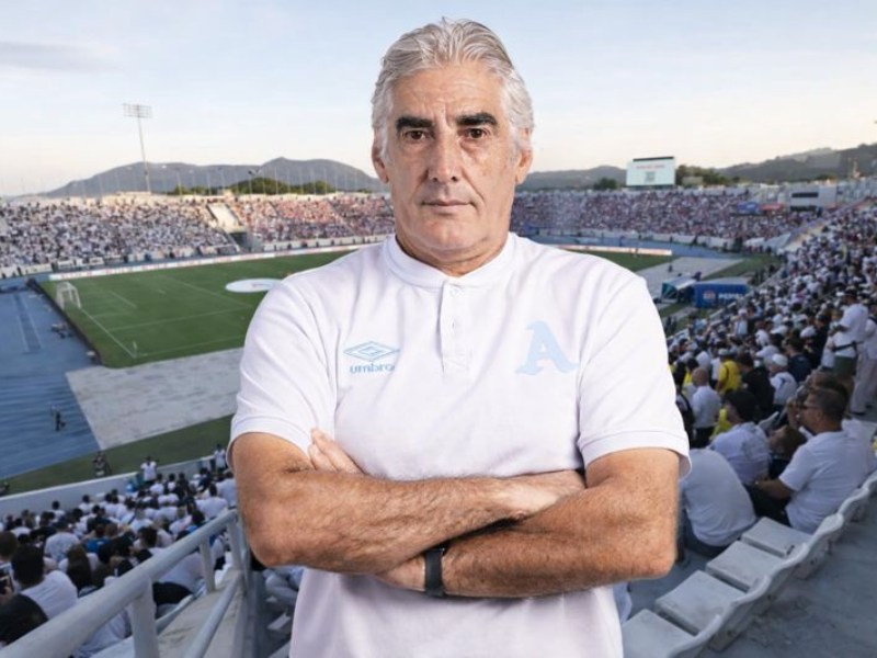 El técnico argentino Ernesto "Carucha" Corti fue renovado en su cargo como técnico de Alianza el 21 de diciembre de 2025. / Imagen generada con IA