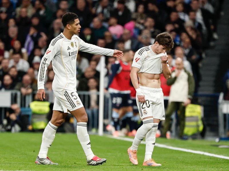 Fran García (D.), del Real Madrid, sale expulsado del juego contra Celta de Vigo. / Foto EFE