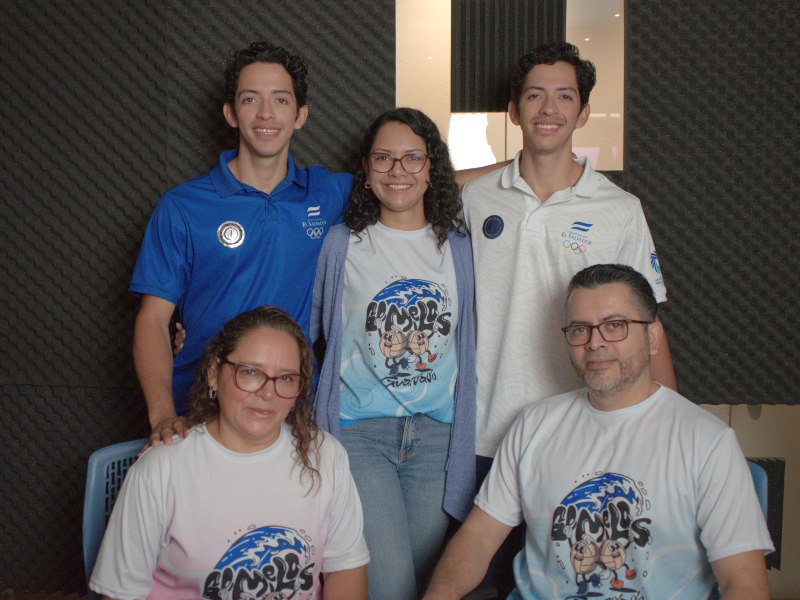 La familia Guardado, orgullosa del oro de los gemelos Yoel (arriba, azul) y Christopher (arriba, derecha). En medio de ellos, su hermana, Adriana. Abajo, Ceci y Edwin, mamá y papá del clan. / Foto Steven Anzora, elsalvador.com