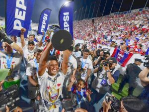Víctor García alza la copa de campeones frente a la afición firpense. / Foto Emerson del Cid, elsalvador.com