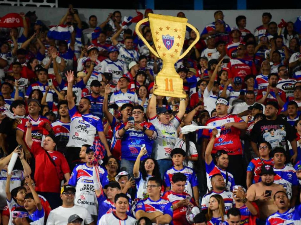 La afición pampera celebra con euforia el título del Apertura 2025, tras el penal decisivo que coronó a Firpo campeón ante Alianza en el Mágico González.
