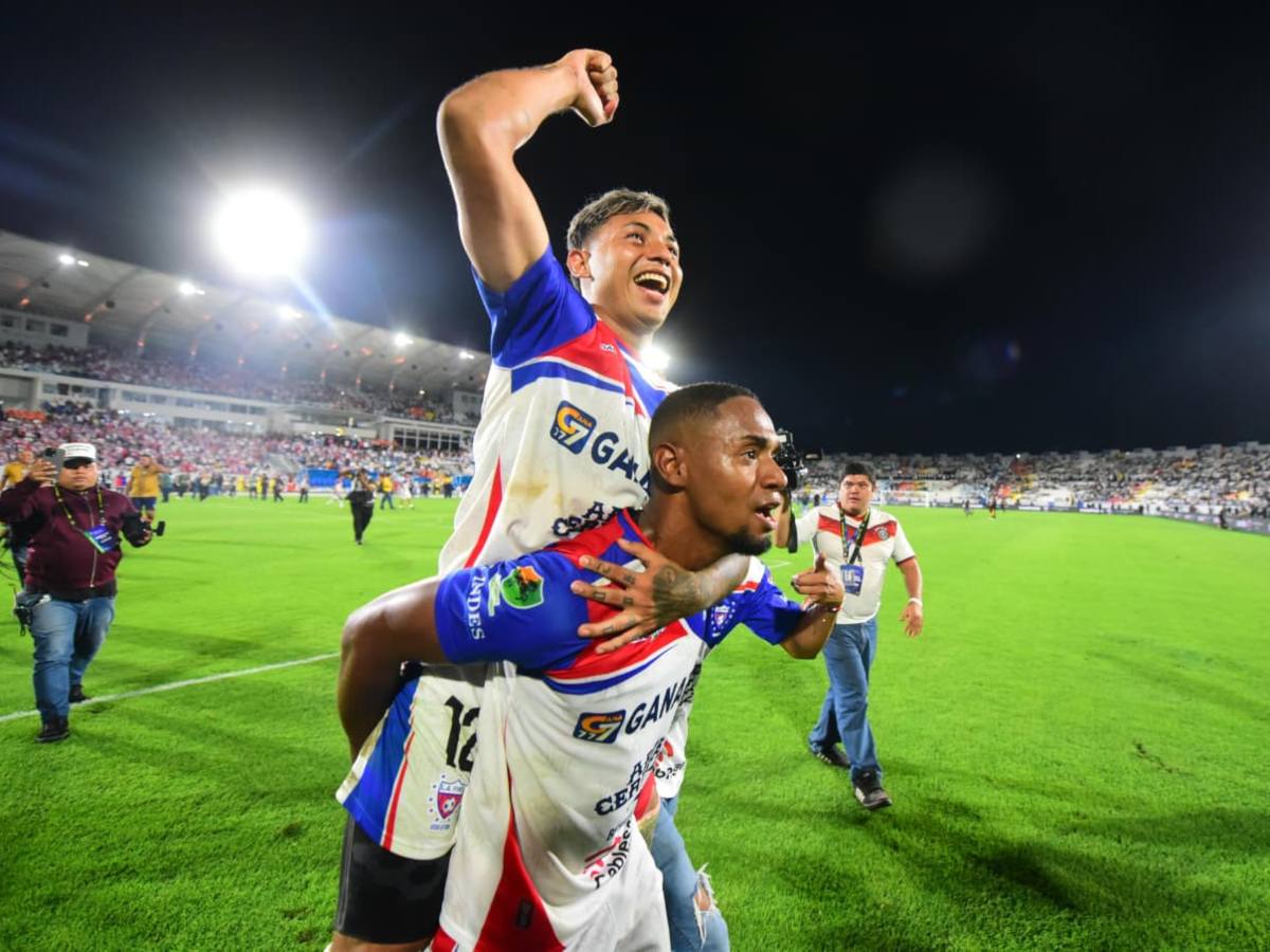 Jugadores de Firpo festejan en el césped del Mágico González luego de vencer a Alianza 5-4 en penales y levantar el trofeo del Torneo Apertura 2025.