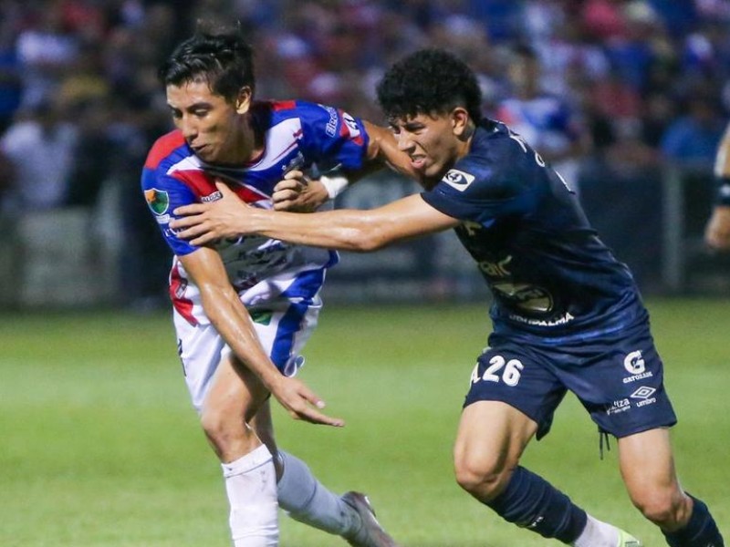 Acción del duelo entre toros y elefantes en septiembre 2025, en Usulután, que terminó con victoria de Alianza por 5-0. / Foto cortesía