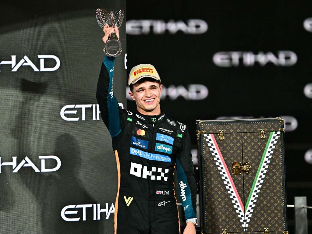 Lando Norris con su trofeo de campeón de la Fórmula 1. Foto AFP