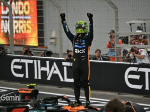 Lando Norris celebra su victoria en el campeonato de Fórmula 1. Foto AFP