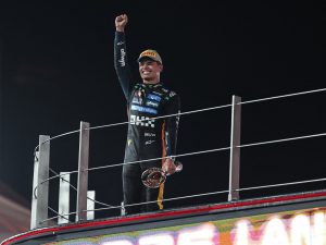 Lando Norris con su trofeo de campeón de la Fórmula 1. Foto AFP
