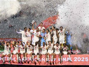 Los jugadores de Alajuelense celebran con el trofeo tras ganar el campeonato en la tanda de penaltis de la final de la Copa Centroamericana de la CONCACAF entre Xelajú de Guatemala y Alajuelense de Costa Rica en el Estadio Mario Camposeco en Quetzaltenango, Guatemala, el 3 de diciembre de 2025. (Foto AFP)