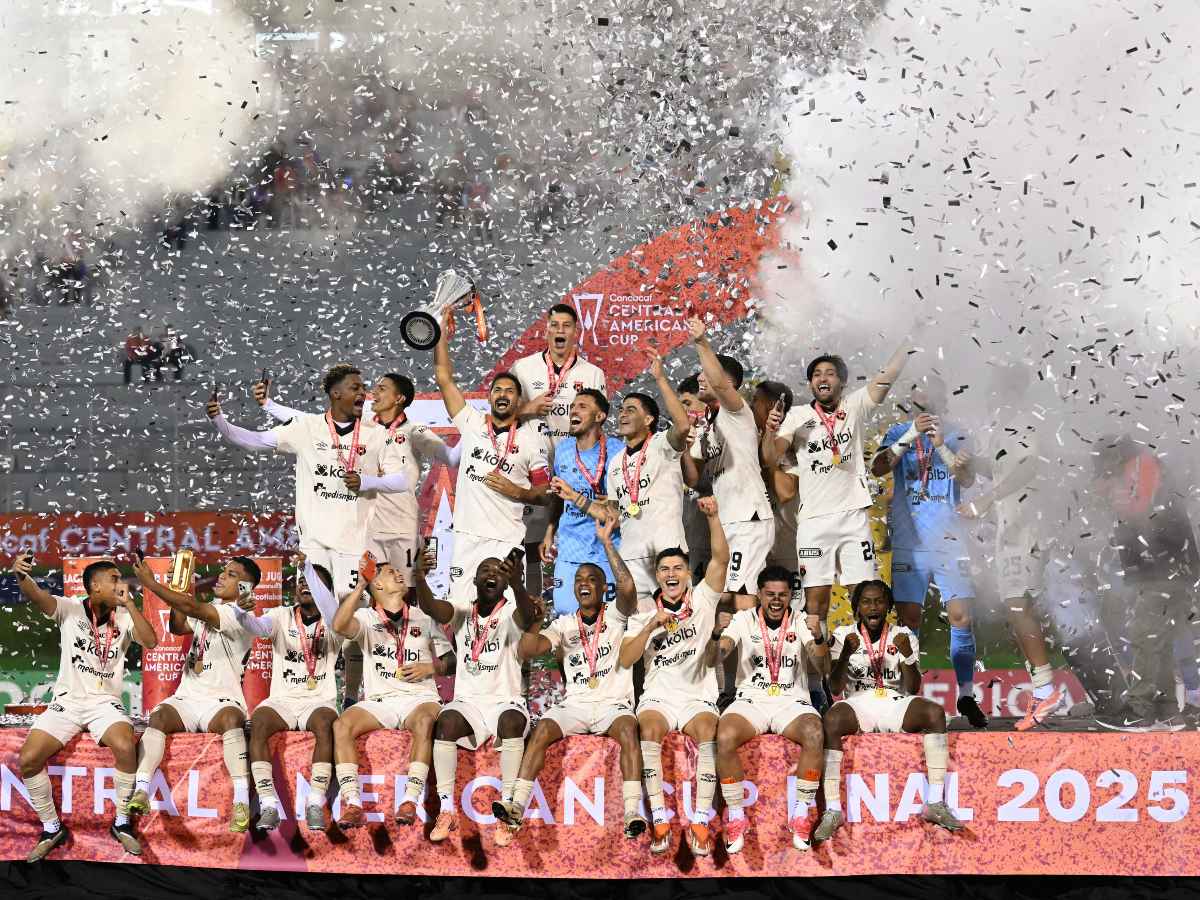 Los jugadores de Alajuelense celebran con el trofeo tras ganar el campeonato en la tanda de penaltis de la final de la Copa Centroamericana de la CONCACAF entre Xelajú de Guatemala y Alajuelense de Costa Rica en el Estadio Mario Camposeco en Quetzaltenango, Guatemala, el 3 de diciembre de 2025. (Foto AFP)