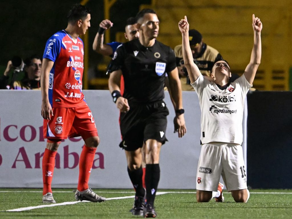 El delantero mexicano #18 de Alajuelense, Ronaldo Cisneros, celebra el primer gol de su equipo durante el partido de vuelta de la final de la Copa Centroamericana de la CONCACAF entre Xelajú de Guatemala y Alajuelense de Costa Rica en el Estadio Mario Camposeco en Quetzaltenango, Guatemala, el 3 de diciembre de 2025. (Foto AFP)