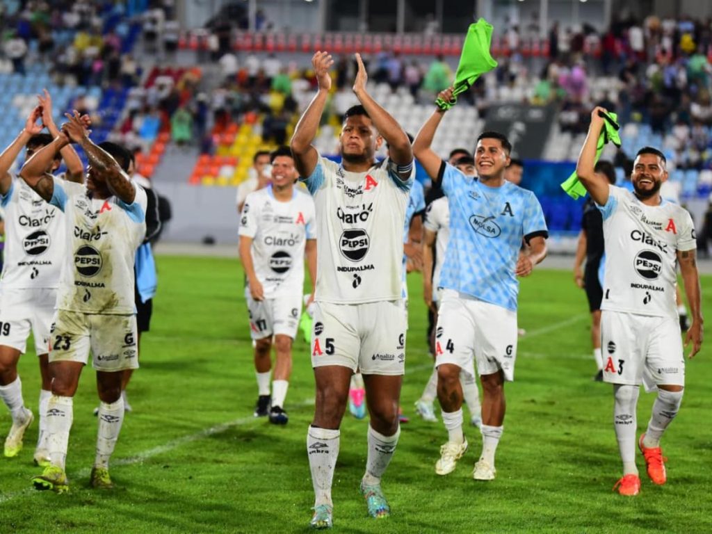 Alianza celebra victoria ante Cacahuatique y su pase a al final del Apertura 2025. Foto Emerson Del Cid