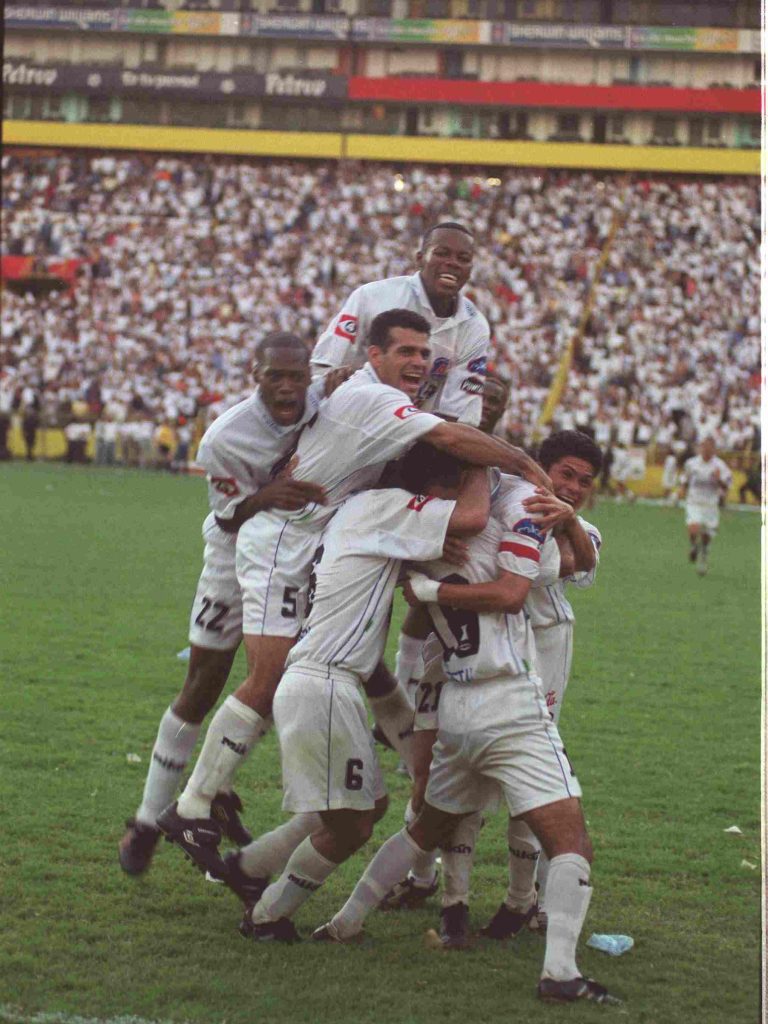 Jugadores de Alianza Celebran el triunfo ante Firpo en la final en el 2001. Foto Archivo