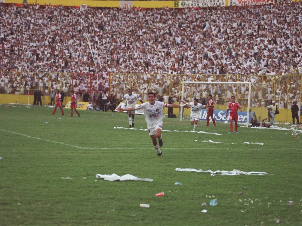 Adonay Martínez celebra el gol que le dio el título al Alianza contra el Firpo en 2001. Foto Archivo